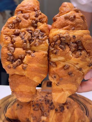 这个核桃马里奥可颂真的巨好吃,我又回购了两箱,一打开袋子就能闻到浓浓的奶香,上面铺满了核桃,里面是蜂蜜芥末酱夹心,还用安佳大黄油代替了起酥油,每一个都烤得金黄酥脆,层层起酥,一口下去超满足,大人小孩都爱吃。#谁懂这一口的好吃程度#太好吃了#核桃马里奥#可颂#坚果面包