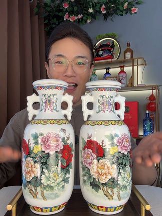 杏花村的美酒,配上景德镇的陶瓷,这款花开富贵收藏酒,1000毫升一瓶大容量的53度清香型纯粮食酒,礼盒两瓶装才79块9,瓶身图案的寓意也非常好,富贵吉祥,好运连连,真的是收藏摆柜,送人送礼,面子里子都有了#白酒 #好酒推荐 #便宜超划算 #杏花村 #景德镇