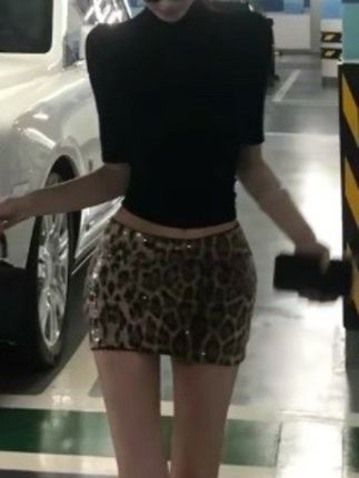 纯欲性感高领紧身弹力显瘦中袖打底衫高级感气质豹纹包臀短裙套装#辣妹穿搭 #黑色高级感穿搭 #辣妹挑战 #秀出好身材 #性感女神