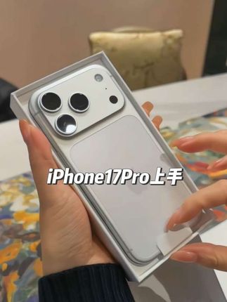 iPhone 17 Pro上手!这波升级太实在✨   横向镜头模组辨识度拉满,入的深蓝色超耐看,机身轻了好多,单手刷手机无压力😎 续航终于不慌了!日常用一天还剩不少电,重度使用也比前代抗造多了。 4800万三摄太惊喜,8倍长焦拍远景细节在线,夜景噪点少超清晰。   #iPhone17Pro #苹果新机体验 #手机影像分享#苹果手机#苹果17