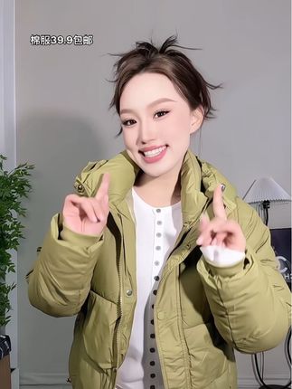 还在纠结买什么秋冬外套吗?快来看看这件女士棉服吧!它是简约设计的,很好搭配衣服,而且穿上身很轻盈,不会显得臃肿笨重,特别适合日常上班的时候穿,喜欢的朋友别犹豫了。#外套穿搭 #保暖穿搭 #强烈推荐