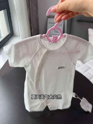 天气越来越热了,给我家宝准备了这件短袖连体衣,纯棉面料,摸着很舒服,透气又吸汗,非常适合小宝宝夏天穿,而且还是小码的,适合新生宝宝,赶紧给你家宝贝安排上吧#夏季穿搭 #超薄透气 #婴幼儿服饰 #夏季必备 #宝宝衣服