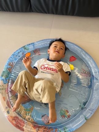 夏天太热了,爸爸买的超大拍拍水垫宝宝超喜欢,趴在上面凉快又舒服,也不怕弄得到处是水,还能锻炼平衡力和动物色彩认知#宝妈带娃解放双手 #拍拍水垫 #宝宝玩水 #感统训练