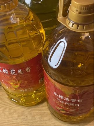 东北纯花生油 天然营养 健康美味 滴滴清香 东北纯花生油 东北黑土地种出的饱满花生,经物理压榨留住原香。油体澄澈金黄,开盖就飘着浓郁花生味。炒青菜鲜灵,炸丸子喷香,高温烹饪也稳定。无添加更纯粹,家常炒菜用它,一口就吃出家的烟火气。#花生油#东北花生油#非转基因花生油