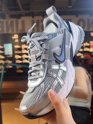 NIKE耐克男鞋NIKE V2K RUN-经典百搭运动鞋时尚休闲鞋HJ4497-002#潮鞋推荐好看不贵 #透气舒适 #强烈推荐 #百搭鞋子 #哎呦喂你鞋真好看