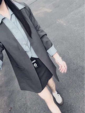 我可以穿正装,也可以穿潮牌,可以喝纯净水,也可以喝咖啡,可以很强势,也可以很温柔,凡事没绝对,取决于你是谁!#穿搭#高级感时尚套装