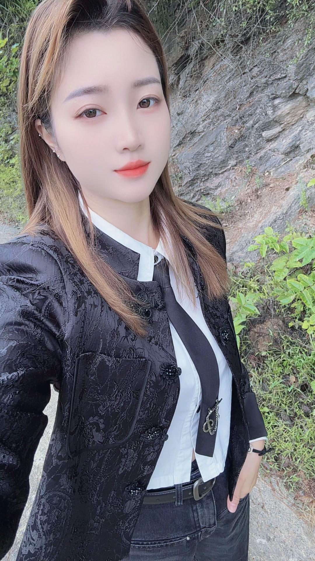 娶到什么样的女人是男人三生有幸,就是那种不打麻将,不抽烟、不喝酒,只化个淡妆,偶尔花点小钱,从不参加乱七八糟的社交,还会做几道家常菜,这样的女人已经超过了99%的女人。如果一个男人能拥有这样懂得生活又简单善良的伴侣,那绝对是他三生修来的福气。如果你能有幸遇到这样的女人,一定要好好珍惜她。#文案 #情感