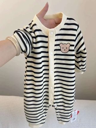 永远拒绝不了经典的条纹款❗️条纹元素搭配胸口卡通小熊印花可可爱爱奶萌奶萌的,洋气感拿捏住了~整件衣服针织棉面料很有质感不扎不硬穿起来特舒服,全开口设计很好穿脱,秋季单穿冬天当内搭也很实穿,男女宝都可以穿,妈妈们快安排!#宝宝条纹连体衣 #秋款宝宝衣服 #宝宝穿搭 #婴儿衣服 #高品质童装