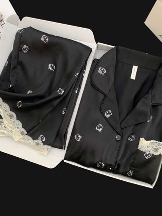 黑色睡衣~太有质感了! 满印的Kitty图案可爱又精致🥰蕾丝花边还增添了柔美感~穿着软软糯糯的,宅家也能又甜又酷,Kitty控狂喜,能不爱呀~#睡衣家居服 #秋冬穿搭 #早秋穿搭 #在家也要美美哒 #高级感穿搭