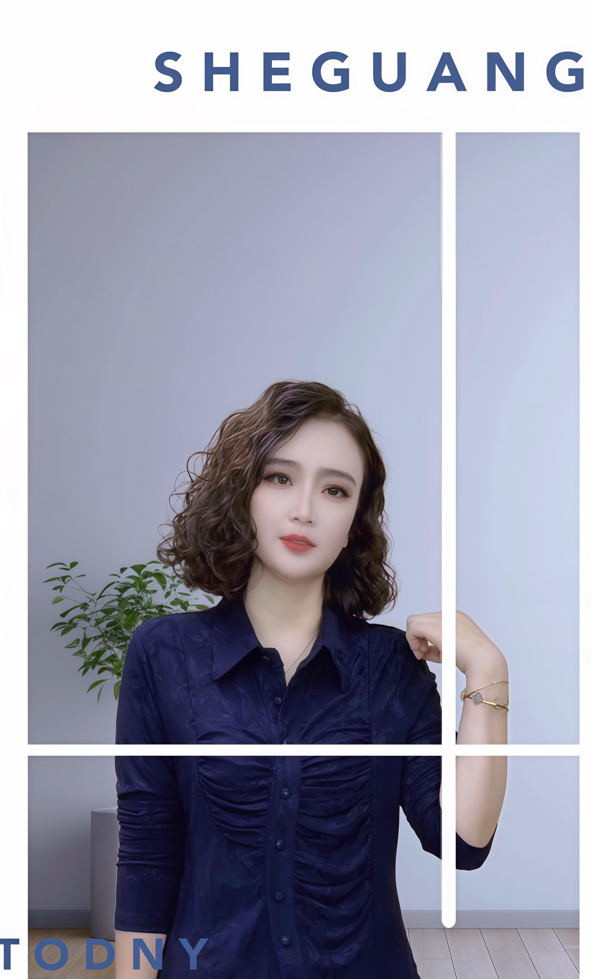 【2025秋季新款】藏蓝色翻领褶皱衬衫。姐妹们,秋天的衣橱怎么能少了一件既时尚又百搭的上衣呢!这款2025秋季新款藏蓝色翻领长袖衬衫绝对是你的不二之选。精致的褶皱设计,不仅增添了层次感,还能巧妙地修饰身材,让你轻松显瘦。翻领的款式经典又大气,无论是搭配牛仔裤打造休闲风,还是搭配半身裙走优雅路线,都能完美hold住。面料舒适亲肤,长袖设计也很适合秋季的气温。#极简主义 #每日分享 #穿搭搭配 #完美搭配 #强烈推荐