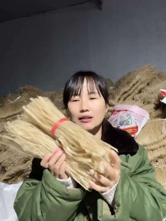 #助力三农 #我为家乡代言 #特色农产品 #手工粉条 #红薯粉条 自家生产的手工粉条,无胶无色素,自然晾晒,筋道抗炖,每天产量有限,喜欢的朋友抓紧囤货吧!