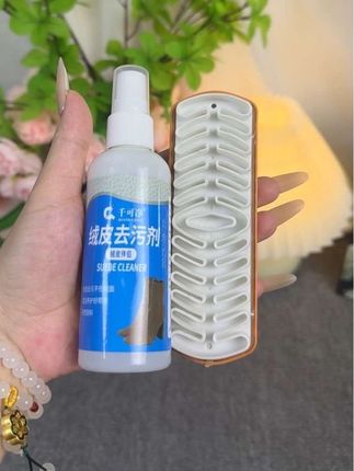 但凡你家里有博肯鞋、德训鞋、雪地靴这个麂皮专用的鞋刷,就一定要备上。有经验的都知道,这种翻毛皮一水洗就会发黄发硬,但是又特别容易脏,咱就用这种麂皮刷,随便划拉两下就干净了,还不会发黄发硬。他是借用静电吸附的原理。不用沾水就能刷干净,脏东西都吸附在这个鞋刷上,脏了,水冲一冲就干净了,六块九到手两个,这回再也不用去干洗店花冤枉钱了。#抖音dou上热门 #好物分享 #平价好物 #生活用品 #绒面鞋刷