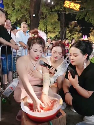 姐妹们,衣服弄这么脏先别着急哦!来试试这款母婴适用的洗衣液,全家都可以用,薰衣草的香味!现79块9到手6桶加5袋超划算!#洗衣液安洗衣分享母婴#好物推荐🔥 #宝妈 #香 #好用不贵经济实惠