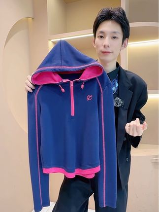 #卫衣 藏蓝色 撞玫红 假两件 连帽卫衣,撞色设计个性吸睛,连帽款式休闲百搭,高克重亲肤舒适,秋冬穿搭潮流之选。#女装 #上衣 #知性简约穿搭