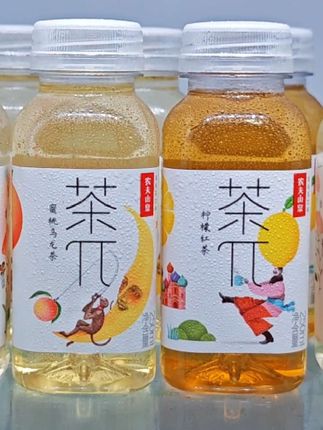 快快快,我居然薅到了茶派果茶的大羊毛,真的太好喝了,这价就能到手9瓶,这不妥妥捡漏嘛,有多种口味可选,我超爱这个蜜桃乌龙味,入口是乌龙茶香,回味是蜜桃果香,茶汤清亮,特别适合喝水困难户,夏天必备,每次一上架就被抢光光,没喝过的一定要尝尝。#茶兀 #茶π #农夫山泉 #蜜桃乌龙 #好喝不贵