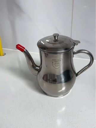 有了不锈钢过滤油壶,用不完的油不仅方便二次使用,还能当做储油壶来用#厨房好物 #不锈钢油壶