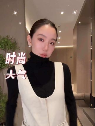 【谁穿谁高级的奶白色连体裤,穿出职场C位感!】 高腰背带设计+腰带收腰,轻松打造三七分黄金比例,对各种身材都超友好~ 搭配黑色高领内搭,是干练利落的都市精英;单穿又能hold住约会、下午茶的温柔氛围,一裤多穿太香了! 质感面料挺括有型,垂坠感绝绝子,穿上就像自带“高级滤镜”,行走间尽显从容大气,穿上它你就是人群中那抹亮眼的存在,职场穿搭选它准没错,赶紧入手解锁你的百变风格~#秋冬新款 #简约高级感穿搭 #职场穿搭女装 #轻奢女装 #简约高级感穿搭