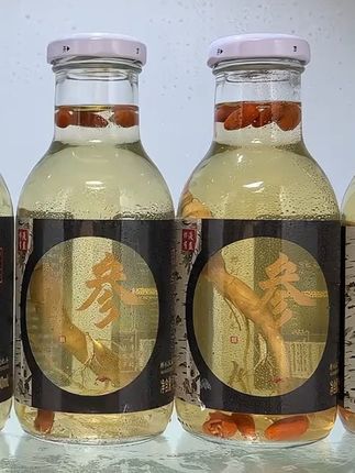 我敢说这肯定是你从未喝过的口感,就是忠芝家这个白桦树人参枸杞水,真的好喝到原地起飞。精选3-5年的长白山人参,宁夏枸杞和小兴安岭原始森林白桦树汁萃取,入口就是白桦树汁的木香、人参的清香,清热回甘,嘎嘎好喝。喝完人参还能嚼着吃,别提多带劲。关键还不添加蔗糖。新品尝鲜,一定要薅回家尝尝。#人参 #枸杞 #快来一起尝个鲜 #强烈推荐 #超便宜超划算