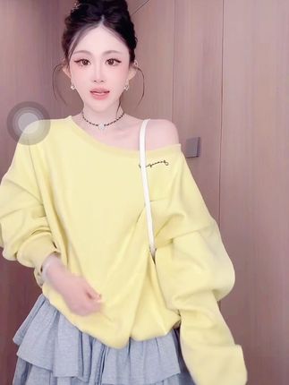 曼曼【甜系韩女~】简约宽松甜美斜领露肩长袖卫衣女#穿搭分享 #强烈推荐 #今天穿什么 #这也太好看了 #今日穿搭 @木森(卷土重来)