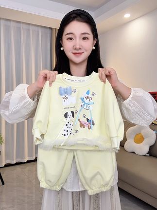 妈妈们赶紧给女儿入手这套萌趣又可爱的套装,妥妥的时髦精一枚,软萌又可爱的,超级超级好看,穿出门,都被追着要链接#强烈推荐 #高品质童装 #童装 #宝妈推荐 #甜美穿搭