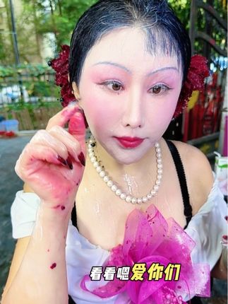 咱们这一款粉底液,它是一个抗皱、淡化细纹、紧致皮肤。24小时不脱妆的粉底液。皮肤白。皮肤细腻。建议拍象牙白。皮肤黄,皮肤黑。或者有斑斑点点,建议拍自然色。涂上我们的。皮肤上5分钟形成一种油膜。非常紧致,抗皱。不脱妆#抗皱粉底液