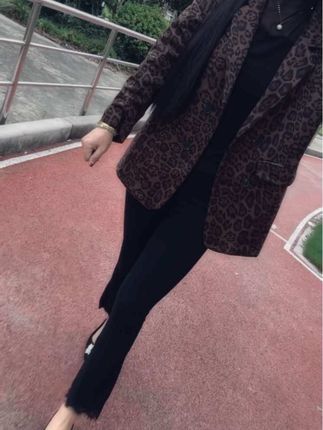时间就是一把尺子,量人,量心,量距离 人心就是一杆秤,称轻,称重,称真情 #豹纹#赫本风#西服#短裤#美背
