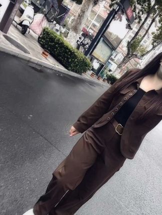 “被这一段话共情了:我们到了一定的年纪,才会发现,人生其实有很多东西是,可有可无,可去可留的,一生很短,其实没有什么大彻大悟,无非是步步错步步悟,边走边悟,能够治愈你的,从来都不是时间,而是你心里的那份执着和释怀!#穿搭