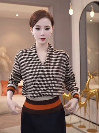 当经典千鸟格邂逅现代针织工艺,这件毛衣便成了秋日衣橱的气质担当。 交叉V领设计,巧妙修饰颈部线条,尽显温婉知性;千鸟格纹复古韵味十足,棕白配色高级又百搭,仿佛将时光的优雅尽数织入衣间。腰间撞色收边,勾勒腰线的同时更添层次,搭配阔腿裤是都市通勤的干练,配半身裙是下午茶的浪漫,多种风格随心切换。 甄选柔糯针织面料,秋意渐浓时给你恰到好处的温暖,让你在微凉时节,既保有造型感,又能舒适自在,从容演绎属于你的秋日时尚剧本#高级感穿搭 #气质女神范儿 #羊毛衫穿搭 #毛衣搭配 #早秋搭配