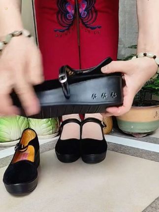 这双老北京布鞋真的太舒服了!它是那种松糕厚底的,穿上之后感觉整个人都变高了,而且走路一点都不会累脚。它的鞋底是防滑设计的,就算走在湿滑的路面上也不用担心会摔倒,不管是逛街还是上班穿都很合适,喜欢的姐妹们赶紧入手一双吧!点击下方链接就能购买了!#软底软面穿上超舒服 #脚宽脚胖都可以 #单鞋 #一脚蹬 #你鞋真好看 @DOU+上热门