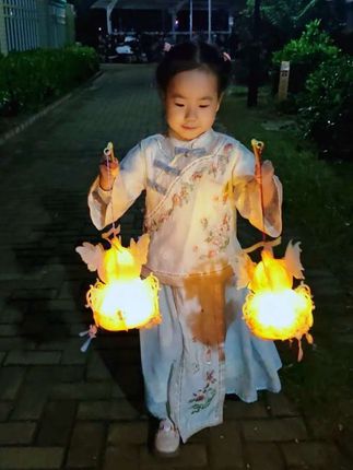 下下周就是中秋节了,给孩子准备一套手工花灯,小朋友自己动手就能完成,感受传统文化的魅力,赏月提着很有氛围,而且真的好好看呀#中秋节手工灯笼 #古风花灯#手工灯笼diy材料包#中秋节 #菲寻中秋节灯笼手工diy