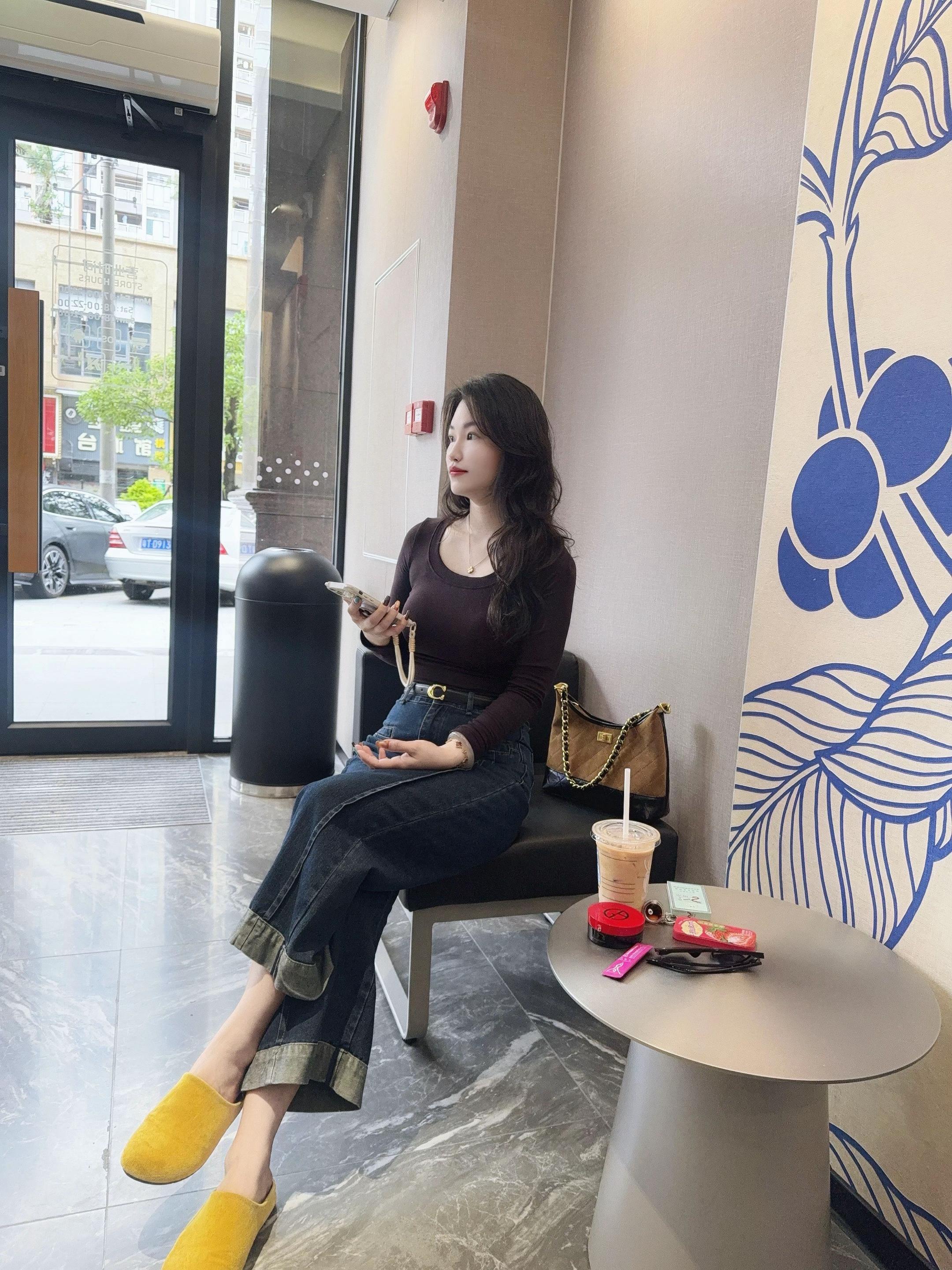 “没有在享福 也没有在混日子 只是辛苦的时候 没人看见罢了!”##成年人的世界没有容易二字 #一杯咖啡的快乐 #独处 #下班后的日常 #独立女性