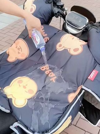 早晚天凉注意保暖,经常骑电动车的朋友们,这个电动车挡风被提前安排了,加大加绒加厚,防风防风,电车摩托车通用#电动车挡风 #骑车必备神器 #好物推荐🔥