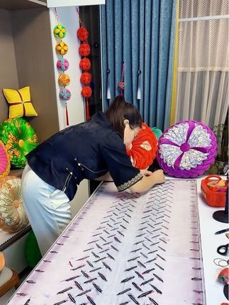 快来看看这个拼色抱枕怎么画线,当然是画124578。这六排 #手艺人在抖音 #每日分享 #创意手工 #手工抱枕,#布头抱枕