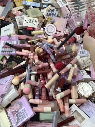 冲了，快来快来！好多好多的化妆品吖～ 早上7.30开始，各种美妆都有。公主殿下 快快 直接全拿走！#平价彩妆 #唇釉 #假睫毛#唇釉#粉饼