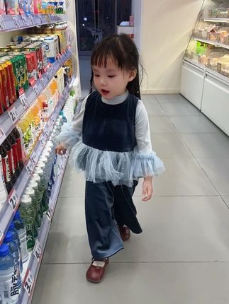 陪伴从来不是牺牲 而是生命赠予的双向滋养 我在陪你长大 而你把整个宇宙的温柔 种进了我的春夏秋冬#陪你长大 #我的女孩#生女儿就是用来打扮的 #女宝穿搭#高品质童装