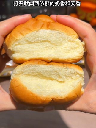 #豪士 新出的老面包真的绝了!巨松软好吃!满满的童年回忆!早餐搭配个牛奶别提多幸福了!#早餐吃什么#豪士面包#老式面包 #吐司面包