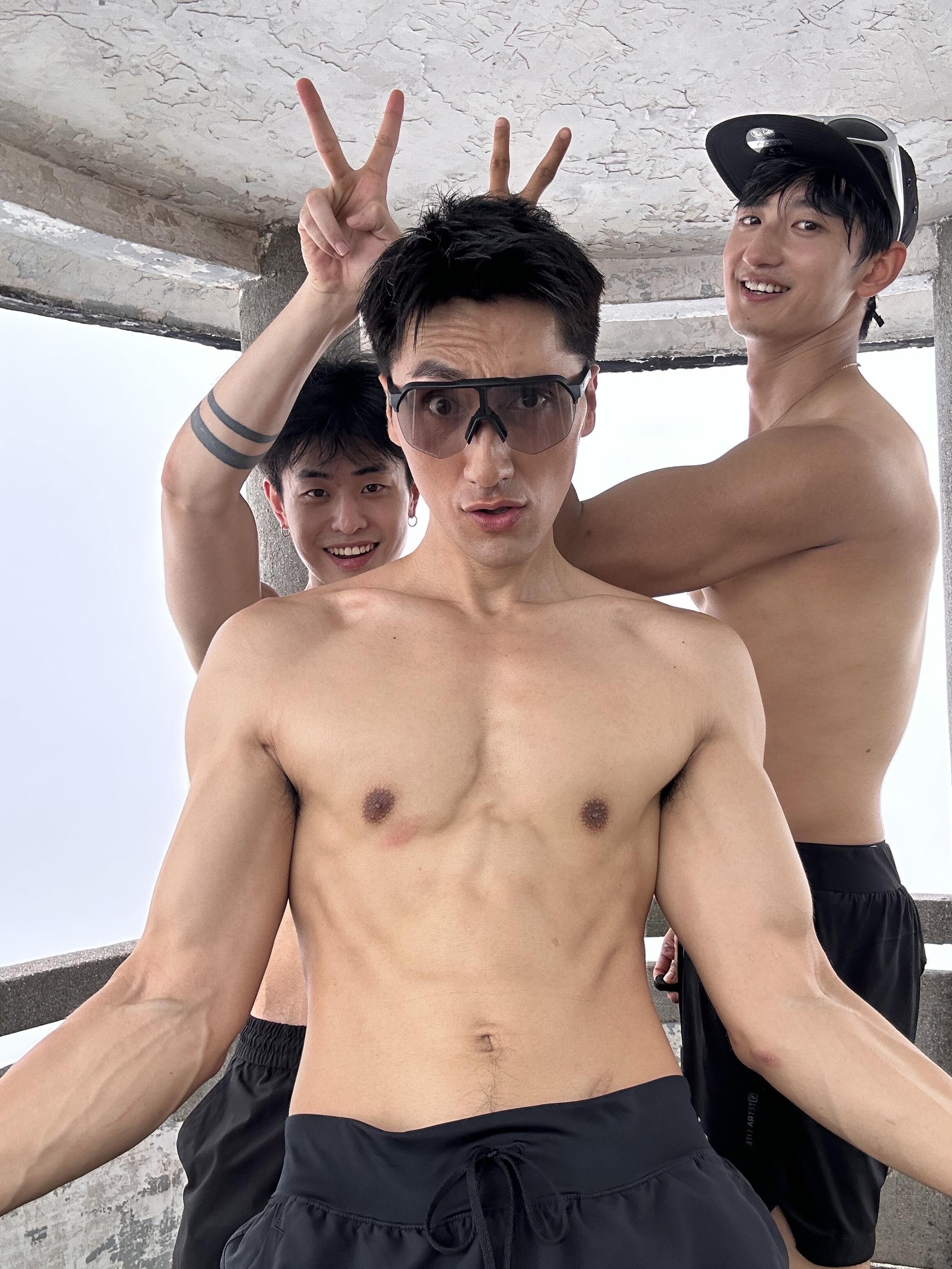 一个小时登顶,用不完的体力 体会到爬山的快乐#型男 #户外运动 #帅哥 #黑皮 #腹肌男
