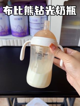 颜值与品质双在线的#布比熊 钻光奶瓶,真的亲测好用,密封性好摇晃不喷倒置不漏,防母乳设计月牙形吸嘴柔软又耐啃咬,帮助宝宝轻松过渡!#直饮吸管杯 #布比熊奶瓶 #奶瓶推荐