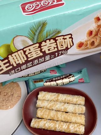 追剧时捏一根,咔嚓声配剧情更入味;午后配茶点,椰香混着茶香漫开来;给孩子当零嘴,无多余添加的清甜,让哭闹都能被这口酥软哄好。,小袋包装揣在兜里,随时随地都能解锁这份“椰”悦——盼盼这口生椰奶蛋卷酥,是把夏天的快乐,卷成了一口就满足的模样。#追剧小零食 #蛋卷酥 #强烈推荐 #太好吃了