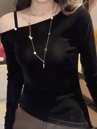 #流光机能风穿搭太有生命力了 欧洲站洋气漏半肩丝绒小衫法式斜肩长袖T恤女修身显瘦秋季打底衫#春秋新款 #内搭外穿都好看 #女人味穿搭 #约会穿搭
