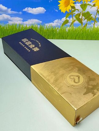 掼蛋金牌是高端掼蛋商务礼盒 一条五盒十副牌,是您向上社交的重要工具。精致小礼盒一盒两副牌,出门携带方便 玩掼蛋更尽兴。#好物推荐 #源头实力厂家 #好物分享#掼蛋