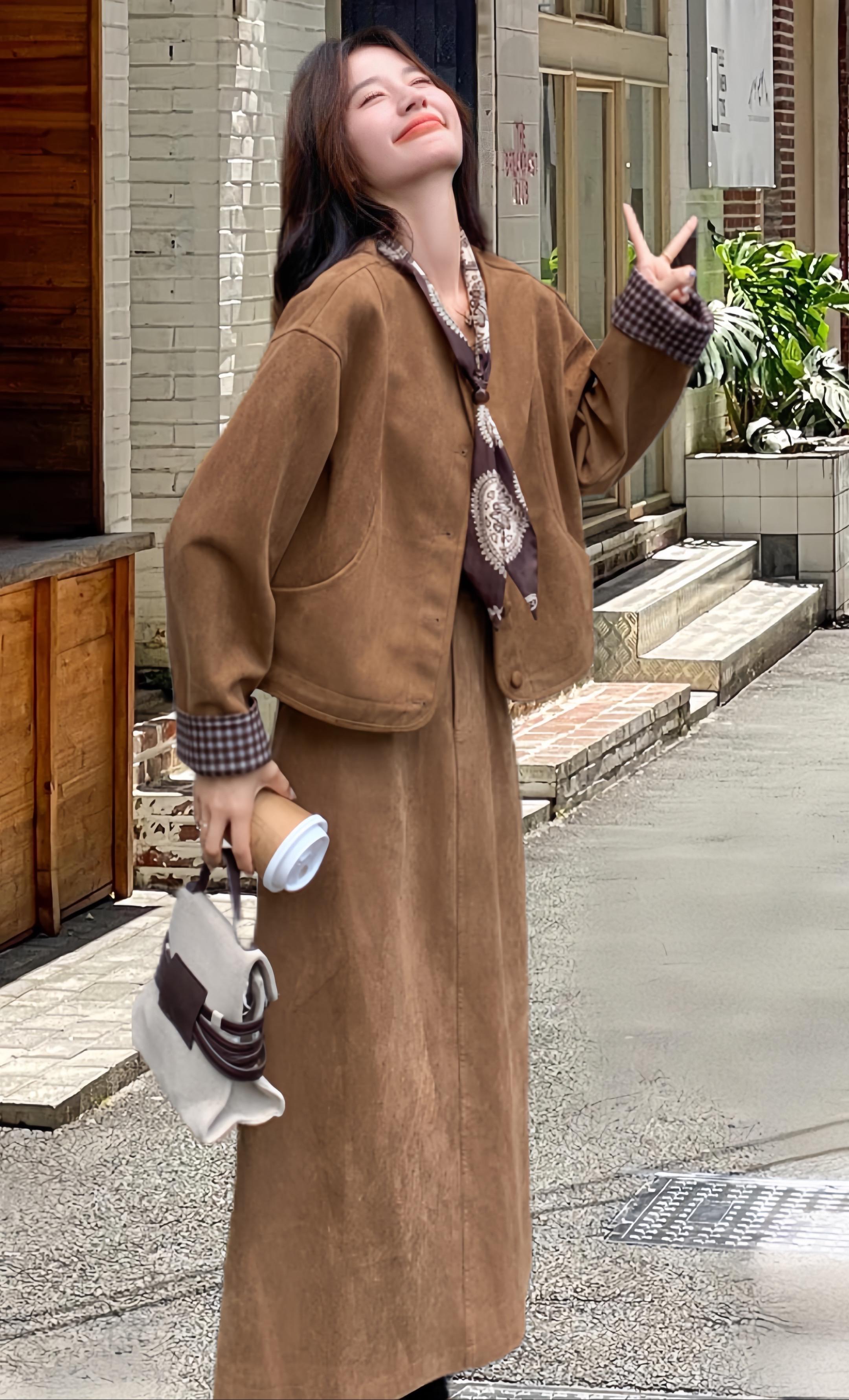 高级感复古麂皮绒套装裙2025春秋新 款气质韩系美拉德老钱风两件套#今日穿搭 #拍照姿势 #高级感穿搭 #气质仙女裙穿搭 #裙装穿搭