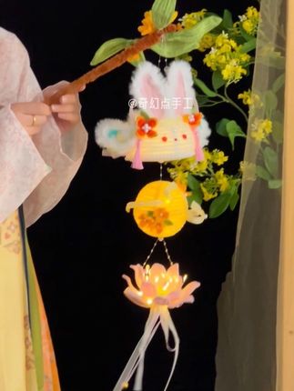 良辰美景 玉兔降临,中秋快来做这个玉兔 月亮 荷花 桂花 元素齐全的月荷萌兔灯#玉兔灯笼 #兔子灯 #莲花灯 #中秋节手工灯笼 #扭扭棒