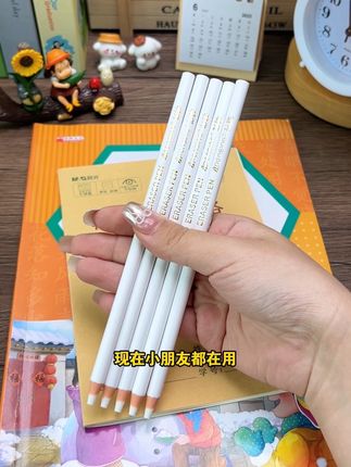 原来这就是低年级小朋友的橡皮呀 #铅笔橡皮 好抓握还不容易浪费,擦的精准还聚屑,10支只要9.9真的很划算!#超便宜超划算 #橡皮擦 #文具安利