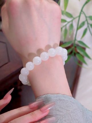 和田白玉的美,是初见的惊艳,更是久看的耐看。它不张扬,却自带贵气;不耀眼,却越戴越有韵味。这串手串,是给日常的一份小仪式,也是藏在腕间的温柔底气。#和田玉白玉手串 #玉石魅力 #手串搭配 #性价比超高 #玉文化
