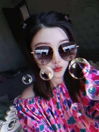 “这一生要有多幸运 才能遇到那个 见不得你受一点委屈的人,护你周全的人”
