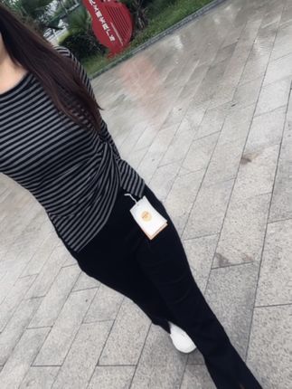 别人再好,关我什么事。我再不好,关别人什么事。我不需要向谁证明什么,我永远不可能成为别人眼中完美的人,我只做我自己。不迎合,不讨好,不将就,不违心,我信奉的永远是无所谓,没必要,不至于.#气质范 #随意搭配 #强烈推荐