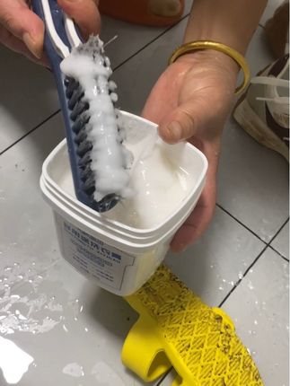 刷鞋是我最喜欢的家务之一,因为有了这个多功能清洁膏,让家里浅色的鞋子白白净净,它还可以洗衣服 厨卫具的污渍都可以放心用,关键还那么划算,真没有理由拒绝!#小白鞋清洗 #污渍轻松去除 @抖音小助手