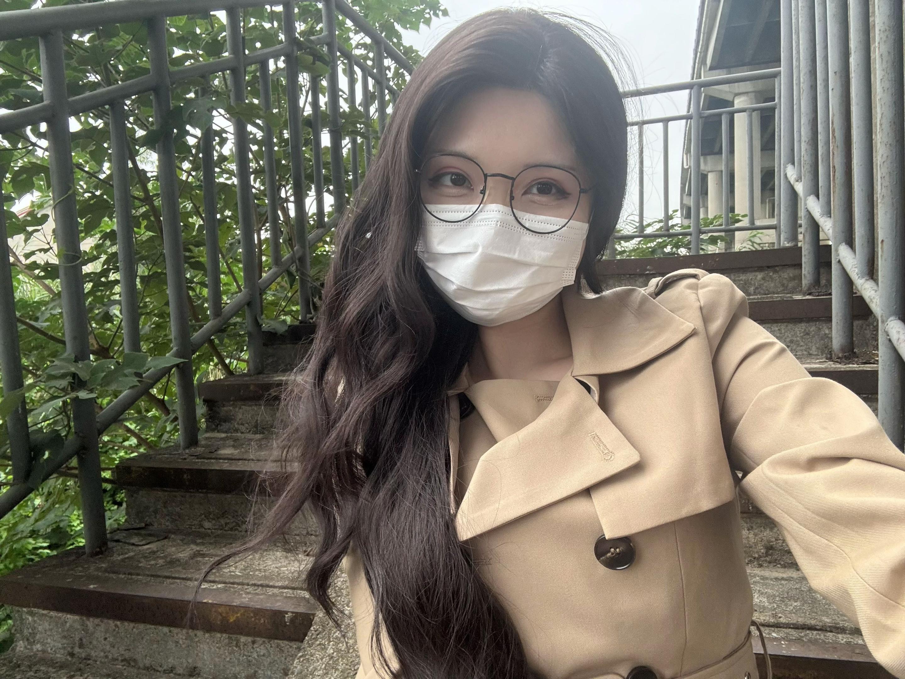 世界上温暖的人如树一样多 总有人爱上你的清澈 也拥抱你的不堪