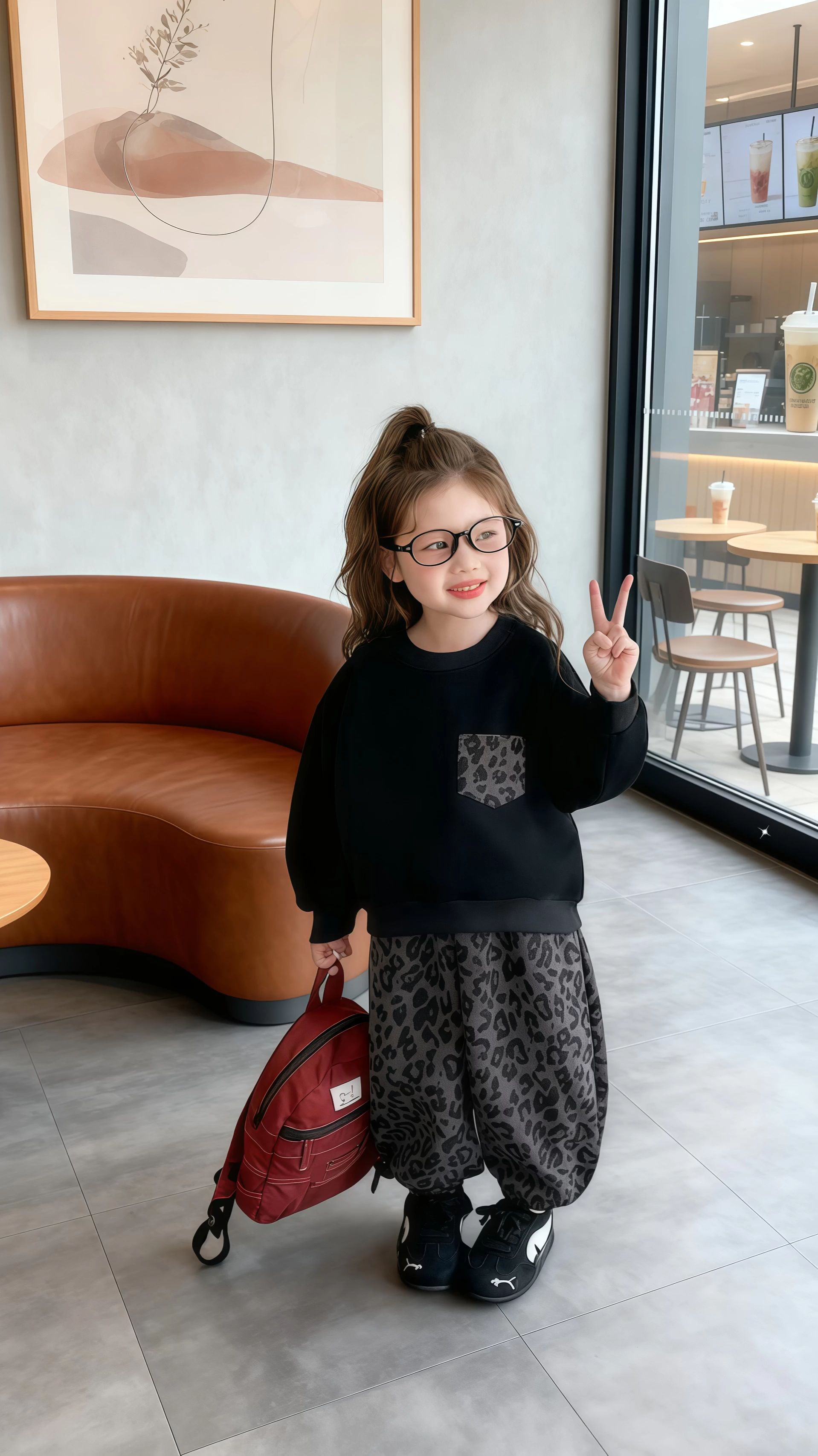 有了女儿才懂,原来“再当一次小孩”不是空话。我会蹲下来陪她玩过家家,会认真和她讨论玩偶的穿搭,把我小时候没得到的耐心和偏爱,全都给她。她穿着我精心挑选的小裙子转圈时,我仿佛看到小时候的自己,正笑着朝现在的我挥手。 #生女儿就要这样穿 #女童穿搭 #创作者中心 #创作灵感 #宝妈情感共鸣